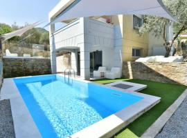 Alpha Delta Pool Suite，位于帕雷恩特西菲基昂的酒店