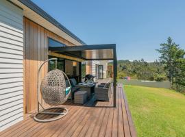 Treetop Bach - Whangamata Holiday Home，位于旺阿马塔的酒店