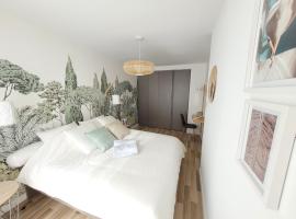 Sunny and calm 2 bed apartment place du Pin