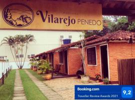 Vilarejo Penedo Chalés，位于佩尼多Shopping Vale dos Duendes附近的酒店