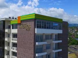 Hotel Andinos Plaza Florencia，位于弗洛伦西亚的带按摩浴缸的酒店