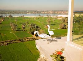 Holy Family Hotel，位于Jabal aţ Ţayr的带停车场的酒店