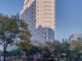 格兰德瓜达拉哈拉乡村俱乐部费斯塔美国酒店，位于瓜达拉哈拉的酒店