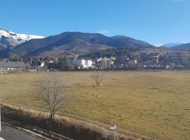 Loft mansardé du train jaune avec vue sur les montagnes，位于赛拉古斯Cotzé Ski Lift附近的酒店