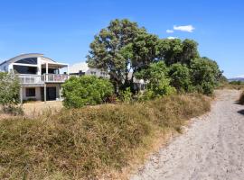 Tuhua Views - Waihi Beach Holiday Home，位于怀希比奇的酒店