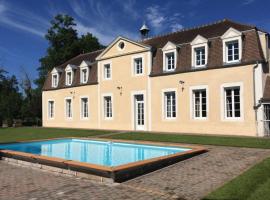 Gîte Château de Montboulon 4* Spa+piscine 14pers.，位于Saint-Georges-sur-Baulche的酒店