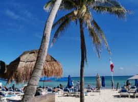 Pelicano Inn Playa del Carmen - Beachfront Hotel，位于普拉亚卡门的酒店