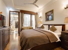 Ishatvam-4 BHK Private Serviced apartment with Terrace, Anand Niketan, South Delhi，位于新德里的公寓