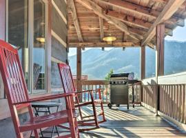 The Cabin at Marys Place with Deck and Mtn Views!，位于马吉谷的酒店