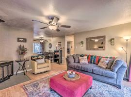 Pet-Friendly Condo - 2 Mi to Ruidoso Downs!，位于鲁伊多索的酒店