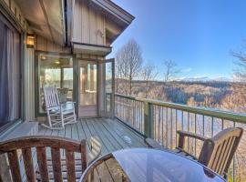 Brevard Home with Panoramic Lake and Mountain Views!，位于布里瓦德的度假屋