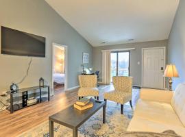 Inviting Poconos Getaway with Deck Ski and Hike!，位于波科诺山的酒店