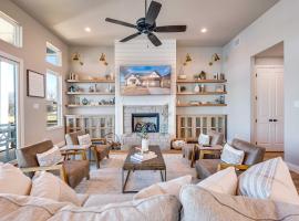 Lakefront Granbury Retreat with Patio and Fire Pit，位于格兰伯里的酒店