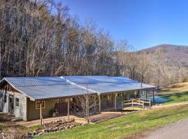 Pet-Friendly Blue Ridge, Cherokee Forest Retreat!，位于格林维尔的酒店