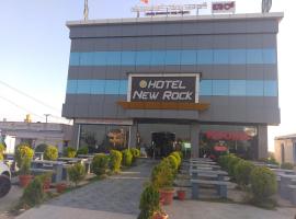 STAYMAKER The New Rock Hotel，位于Channarāyapatna的酒店