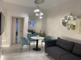 Panorama Luxury Apartment in The House with a Spire, a historical building in the city centre，位于哈尔科夫的带热水浴缸的酒店