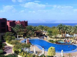 Gorgeous Pool View Apartment - Tala Bay Resort, Aqaba，位于亚喀巴Mīnā’ al Zuyūt附近的酒店