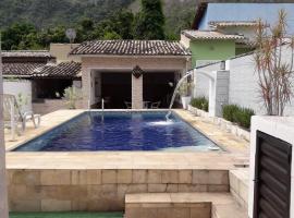 Casa c wifi e piscina próx a praia e a Alto Mourão，位于马里卡的带泳池的酒店