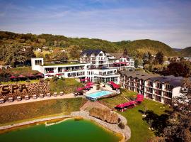 Moselstern公园酒店Kr&auml;hennest，位于洛夫的海滩酒店