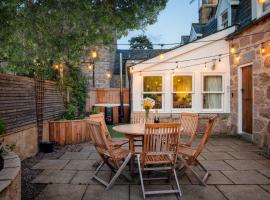 Riverside Cottage with wood fired hot tub in Cairngorms，位于巴拉特的度假屋