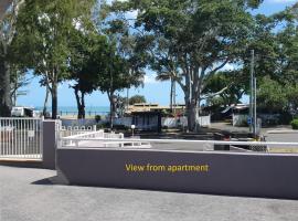 Villa Venezia Apt 3 - Spacious Hervey Bay beachfront apartment，位于赫维湾的度假短租房