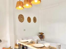 Best studio flat w/ NETFLIX near airport and beach!，位于麦克坦的酒店