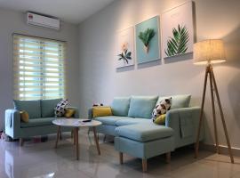 75 Cozy Home - Homestay Kluang (Gated and Guarded, Northern European Interior)，位于居銮的酒店