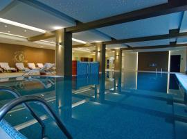 AQUARIUS BOUTIQUE HOTEL，位于坎普朗莫道尼斯的带泳池的酒店