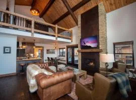 Lake Estes Getaway Close to Downtown, Indoor Outdoor Fireplace and Jacuzzi