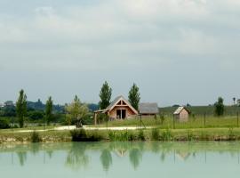 Shanti Lac Cabanes gîtes insolites et espace bien-être Bordeaux，位于Berson的酒店