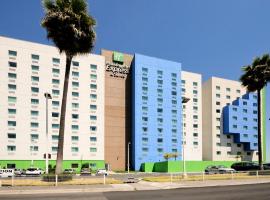 托卢卡佐纳埃洛普尔托智选假日酒店及套房，位于托卢卡阿道弗·洛佩兹·马特奥斯机场 - TLC附近的酒店