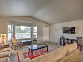 Quiet Sequim Home - Walk to Dining and Festivals!，位于塞奎姆的酒店