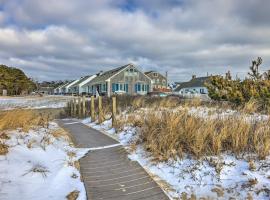 Cape Cod Retreat with Gas Grill Steps to Beach，位于丹尼斯港的公寓