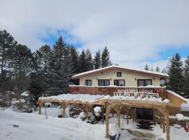 Whispering Pines Suite at The Bowering Lodge，位于蓝山的木屋