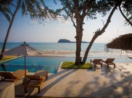 The Nest Private Beach Resort，位于春蓬的酒店