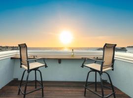 Oceanview Miramar Home Steps to Beach Restaurants Trails Activities，位于半月湾的酒店