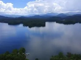 Bear's Mountaintop Home with Gorgeous Lake Views chalet