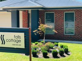 Falls Cottage Whitfield，位于Whitfield的酒店