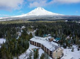 THE CLYDE - Your Cozy & Luxurious Mt Hood Retreat，位于加文门特营的滑雪度假村