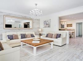 Sitges Spaces Mediterranean Apartments 4 bedroom, 4 bathroom, Huge Terrace, Jacuzzi- Sleeps 9，位于锡切斯的酒店