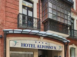西尔肯阿方索十世酒店，位于雷阿尔城省议会大厦附近的酒店