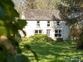 Stone Hall Mill Cottage, Welsh Hook，位于Saint Lawrence的带停车场的酒店