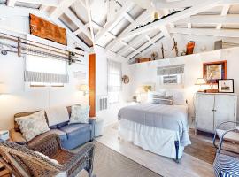 Baby Breezy Tree House，位于Demere Park的酒店