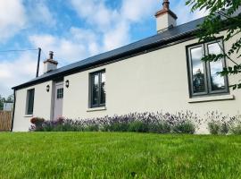 Lavender Cottage - 2 Bedroom Home，位于纽布里奇The Curragh Golf Club附近的酒店