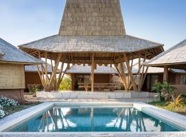 Maringi Sumba by Sumba Hospitality Foundation，位于Waikelo的带泳池的酒店