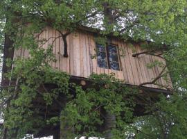 Treehouse Magpies Nest with bubble pool，位于阿沃斯塔的酒店