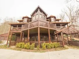 Christmas Lodge-Secluded near Downtown Blue Ridge