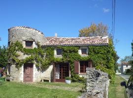 Traditional Charentais cottage in countryside 25 minutes from Royan，位于Balanzac的家庭/亲子酒店