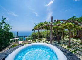 Holiday House Nuvola in Amalfi Coast，位于弗洛里的公寓