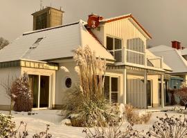 Fischerhus mit Boot,Sauna und Kamin je Seite，位于Bad Kleinen的酒店